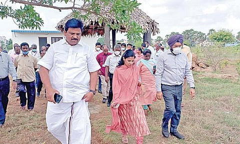 மாடம்பாக்கத்தில் சென்னை மாநகராட்சிக்கு தானமாக கொடுக்கப்பட்ட 30 ஏக்கர் நிலத்தில் ஆக்கிரமிப்பு செய்யப்பட்ட இடத்தை  சென்னை மாநகராட்சி மேயர் பிரியா, துணை மேயர் மகேஷ்குமார், ஆணையர் ககன்தீப் சிங் பேடி, தாம்பரம் மாநகராட்சி ஆணையர் இளங்கோவன் மற்றும் மாநகராட்சி அதிகாரிகள் நேற்று பார்வையிட்டு ஆய்வு செய்தனர். படம்: எம்.முத்துகணேஷ்