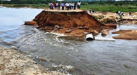 மாதனூர்- குடியாத்தம் தரைப்பாலம் உடைந்ததையடுத்து மாவட்ட ஆட்சியர் அமர்குஷ்வாஹா, ஆம்பூர் சட்டப்பேரவை உறுப்பினர் வில்வநாதன் ஆகியோர் நேரில் ஆய்வு செய்தனர்.