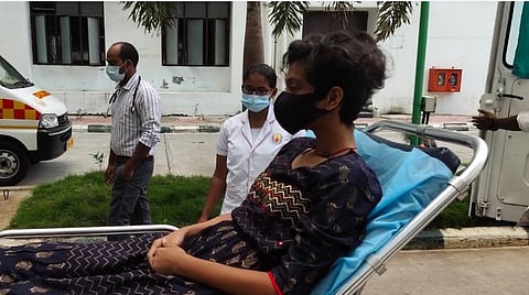 ஓமந்தூரார் மருத்துவமனையில் சிறப்பு மருத்துவர் குழு மூலம் மாணவி சிந்துவிற்கு சிகிச்சை