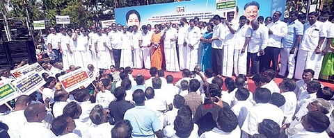 சிட்லப்பாக்கம் ஏரி மேம்பாட்டுப் பணிகளை விரைந்து முடித்து மக்கள் பயன்பாட்டுக்கு கொண்டு வரக் கோரி, அதிமுக சார்பில் நேற்று நடைபெற்ற ஆர்ப்பாட்டத்தில் முன்னாள் அமைச்சர் பா.வளர்மதி, மாவட்ட செயலாளர் சிட்லபாக்கம் ராஜேந்திரன் உள்ளிட்டோர் பங்கேற்றனர்.  படம்: எம்.முத்துகணேஷ்