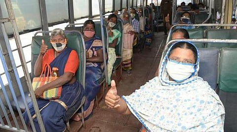 தமிழகத்தில் இலவசப் பேருந்தில் பயணிக்கும் பெண்கள்.