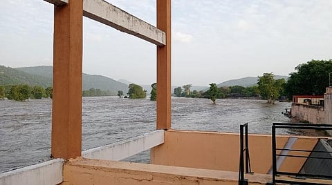 ஒகேனக்கலில் நீர்வரத்து 45,000 கனஅடியாக உயர்வு: காவிரி ஆற்றில் குளிக்க தடை நீட்டிப்பு