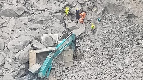 கல் குவாரி வழக்கில் தலைமறைவாக இருந்த குவாரி உரிமையாளர், மகன் மங்களூருவில் கைது: பாறைகளுக்கு அடியில் சிக்கியவரை தேட 6-வது நாளாக மீட்பு பணி