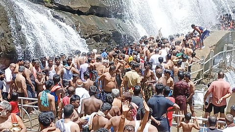 பழைய குற்றாலம் அருவியில் குளிக்க கூடியிருந்தவர்கள்.