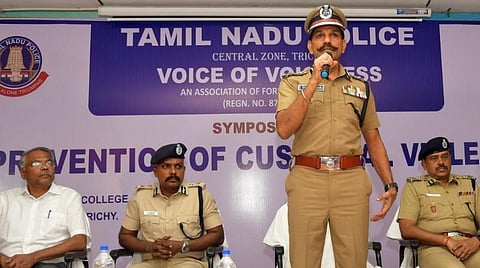 திருச்சி புனித வளனார் கல்லூரியில் நேற்று நடைபெற்ற காவல் துறை அதிகாரிகளுக்கான பயிற்சி முகாமில் பேசுகிறார் டிஜிபி சைலேந்திரபாபு. உடன் மாநகர காவல் ஆணையர் க.கார்த்தி்கேயன், மத்திய மண்டல ஐஜி வே.பாலகிருஷ்ணன், தஞ்சை சரக டிஐஜி ஏ.கயல்விழி படம்: ஜி.ஞானவேல்முருகன்