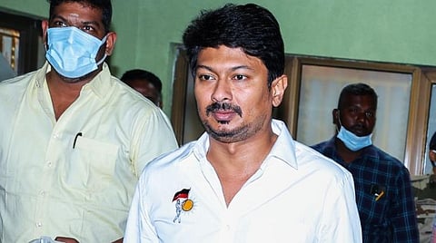 உதயநிதி ஸ்டாலின் படத்துக்கு பேனர் வைத்த காவலர் மீது நடவடிக்கை எடுக்க வேண்டும் - டிஜிபி அலுவலகத்தில் அதிமுக புகார்