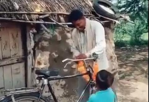 'பழைய சைக்கிளை கொண்டாடும் தந்தை, மகன்' - இணையத்தில் வைரலாகும் வீடியோ