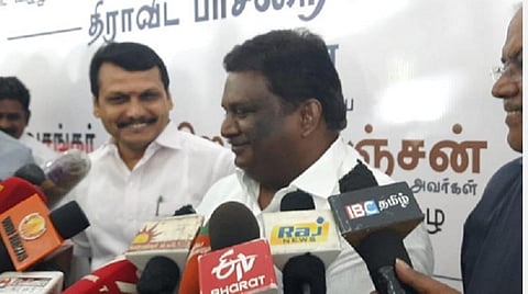 கரூரில் செய்தியாளர்கள் சந்திப்பில் மாநில போக்குவரத்துத் துறை அமைச்சர் எஸ்.எஸ்.சிவசங்கர் பேசுகிறார். உடன்  மாநில மின்சாரம், மதுவிலக்கு மற்றும் ஆயத்தீர்வைத் துறை அமைச்சர் வி.செந்தில்பாலாஜி. | படம்: க.ராதாகிருஷ்ணன்.
