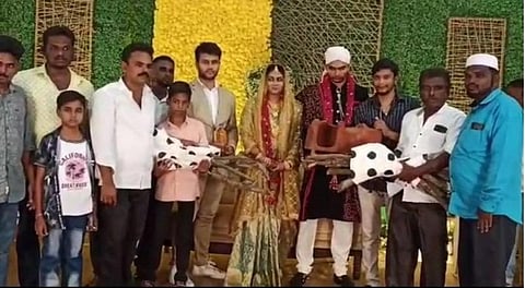 சேலத்தில் திருமண விழாவில் மணமக்களுக்கு விறகு, மண் அடுப்பு, பெட்ரோல் பரிசாக வழங்கிய உறவினர்கள் 