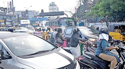 போக்குவரத்து மாற்றம் காரணமாக தாராப்பூர் டவர் எதிரே இடதுபுறமாக 
திரும்பி, டேம்ஸ் சாலை வழியாகச் செல்லக் காத்திருக்கும் வாகன ஓட்டிகள். 
படம்: ம.பிரபு