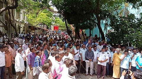 புதுச்சேரி மின்துறை தனியார் மயம்: புதிய இணைப்பு, மீட்டர் ரீடிங், எழுத்துப் பணிகளைப் புறக்கணித்து ஊழியர்கள் போராட்டம்