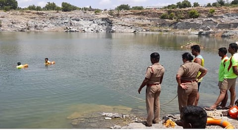 பெருமாநல்லூர் பாறைக்குழியில் நீரில் மூழ்கியை சிறுமியை தேடும்பணியில் தீயணைப்புத் துறையினர்.