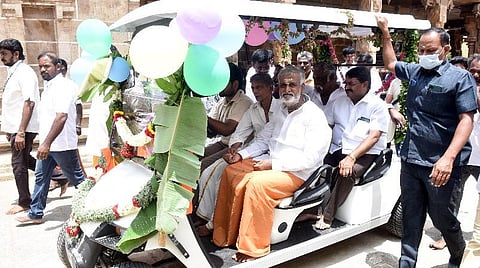 கோவை பேரூர் பட்டீஸ்சுவரர் கோயிலில், பக்தர்களின் பயன்பாட்டுக்காக பேட்டரி காரை தொடங்கி வைத்த இந்துசமய அறநிலையத்துறை அமைச்சர் பி.கே.சேகர்பாபு. 
படம்: ஜெ.மனோகரன்.