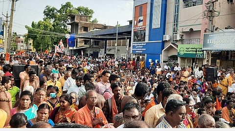சிதம்பரத்தில் திங்கள்கிழமை நடந்த ஆர்ப்பாட்டத்தில் கலந்து கொண்ட சிவனடியார்கள்.