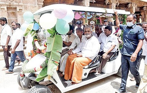 கோவை பேரூர் பட்டீசுவரர் கோயிலில், பக்தர்களின் பயன்பாட்டுக்காக நேற்று பேட்டரி காரை தொடங்கி வைத்த இந்துசமய அறநிலையத்துறை அமைச்சர் பி.கே.சேகர்பாபு.    படம்: ஜெ.மனோகரன்