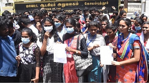 கோவை மாவட்ட ஆட்சியர் அலுவலகத்தை முற்றுகையிட்டு, கோரிக்கை தொடர்பாக கோஷங்களை எழுப்பிய மாணவ, மாணவிகள்.  |  படம் : ஜெ.மனோகரன்.  