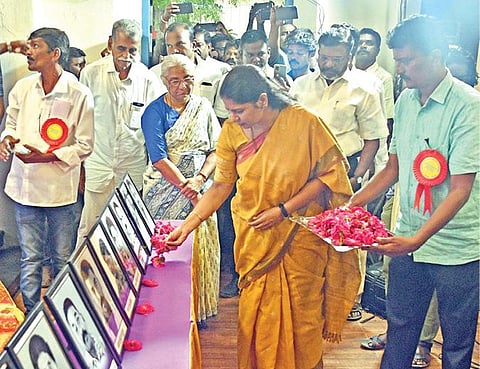 தூத்துக்குடி துப்பாக்கிச் சூடு சம்பவத்தில் உயிரிழந்தவர்களின் புகைப்படங்களுக்கு கனிமொழி எம்.பி., சமூக செயல்பாட்டாளர் மேதா பட்கர், தொல் திருமாவளவன் எம்.பி. உள்ளிட்டோர் மலர் தூவி அஞ்சலி செலுத்தினர். 					படம்: என்.ராஜேஷ்