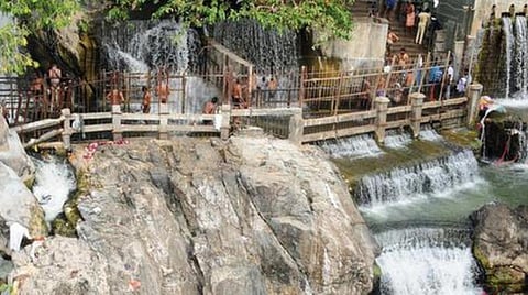 குறைந்தது நீர்வரத்து: ஒகேனக்கலில் குளிக்கவும் பரிசல் இயக்கவும் அனுமதி