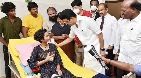 மாணவி சிந்துவின் தந்தைக்கு மருத்துவமனை வளாகத்தில் டீக்கடை வைக்க அனுமதி