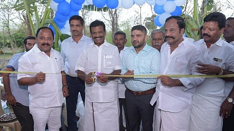 வேலூர் மாவட்டம்  அணைக்கட்டு, ஜமால்புரத்தில் கட்டப்பட்ட பால் குளிரூட்டும் மையத்தை பால்வளத்துறை அமைச்சர் நாசர் இன்று (புதன்கிழமை) திறந்து வைத்தார். படம்: வி.எம்.மணிநாதன்