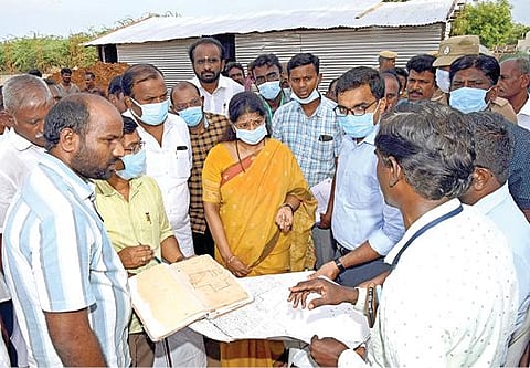 தூத்துக்குடி சிப்காட் வளாகத்தில் இஎஸ்ஐ மருத்துவமனை கட்டுமான பணிகள் தொடர்பாக கனிமொழி எம்.பி. ஆய்வு செய்தார்.  						                 படம்: என்.ராஜேஷ்