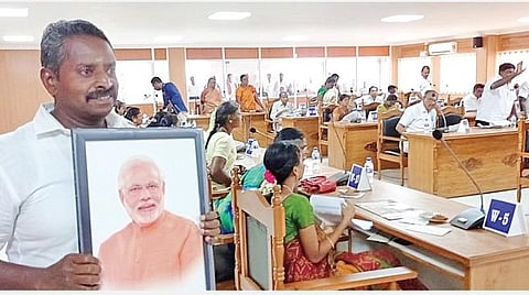 சிவகாசி மாநகராட்சிக் கூட்ட அரங்கில் பிரதமர் மோடி படத்தை வைக்க வேண்டும் என  படத்துடன் வந்த பாஜக கவுன்சிலர் குமரிபாஸ்கர்.