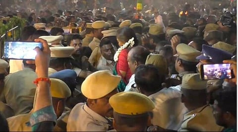 கரூர் அமராவதி ஆற்றில் கம்பம் ஆற்றில் விடும் இடத்தில் எம்.பி. ஜோதிமணி வாக்குவாதம்