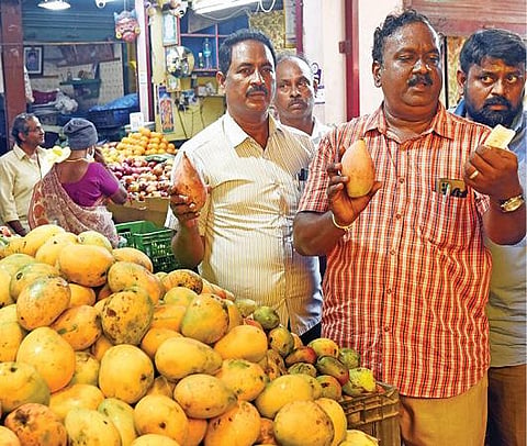 புதுச்சேரி பெரிய மார்க்கெட்டில் ரசாயன கல் வைத்து பழுக்க வைக்கப்பட்ட மாம் பழங்களை பறிமுதல் செய்த உணவு பாதுகாப்பு அதிகாரிகள்.படம்: எம்.சாம்ராஜ்