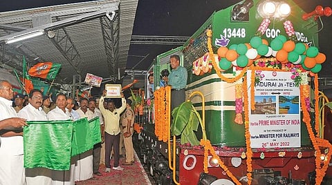 அகல பாதையாக மாற்றப்பட்ட பிறகு தேனி சென்ற முதல் ரயிலுக்கு உற்சாக வரவேற்பு: வழிநெடுகிலும் மக்கள் திரண்டு ஆரவாரம்