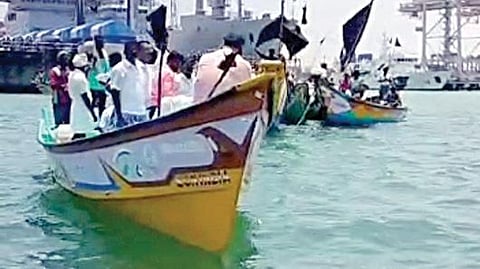 காட்டுப்பள்ளி தனியார் கப்பல்கட்டும் தளம், துறைமுகம் உள்ளிட்டவைகளில் மீனவ இளைஞர்கள் 1,500 பேருக்கு பணி வழங்கவேண்டும் உள்ளிட்ட  கோரிக்கைகளை வலியுறுத்தி, பழவேற்காடு பகுதி மீனவர்கள் கடல் மார்க்கமாக சென்று தனியார் துறைமுகத்தை முற்றுகையிட்டனர்.