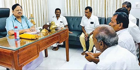 கீழ்பவானி பாசன கால்வாயில் கான்கிரீட் அமைக்கும் திட்டத்தை முழுவதுமாக கைவிட அமைச்சரிடம் விவசாயிகள் முறையீடு