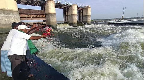 கரூர் மாவட்டம் மாயனூர் தடுப்பணையில் இருந்து திறக்கப்பட்ட தண்ணீரை விவசாயிகள் மலர்தூவி வரவேற்கும் விவசாயிகள்.
