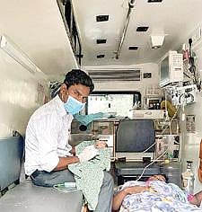 108 ஆம்புலன்சில் பிறந்த பெண் குழந்தையை மகிழ்ச்சி  யுடன் தூக்கிய மருத்துவ உதவியாளர்.