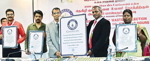 ராணிப்பேட்டை மாவட்டம் ஆற்காடு நகராட்சி‌ பகுதியில் பிளாஸ்டிக் குப்பைகள் அகற்றும் பணியில் நேற்று ஈடுபட்ட மாவட்ட ஆட்சியர் பாஸ்கர பாண்டியன். அருகில், சட்டப்பேரவை உறுப்பினர் ஈஸ்வரப்பன் உள்ளிட்டோர்.
