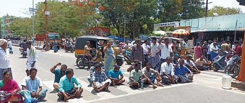 கொலையுண்ட பந்தல் கடை உரிமையாளரின் உறவினர்கள் கள்ளக்குறிச்சி அரசு மருத்துவமனை எதிரே சாலை மறியலில் ஈடுபட்டனர்.