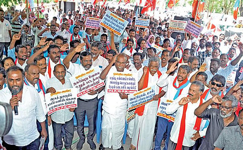 எரிபொருட்கள் மீதான வரி விதிப்பைக் கைவிடுதல் உள்ளிட்ட கோரிக்கைகளை வலியுறுத்தி சென்னை வள்ளுவர்கோட்டம் அருகே நேற்று ஆர்ப்பாட்டம் நடத்திய கம்யூனிஸ்ட் மற்றும் விடுதலை சிறுத்தைகள் கட்சியினர்.படம்: ம.பிரபு