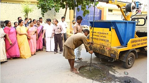 மதுரை மேயர் முன்னிலையில் முறையான பாதுகாப்பு உபகரணங்கள் இல்லாமல் கழிவுநீர் தொட்டியை சுத்தம் செய்யும் தூய்மைப் பணியாளர்கள்