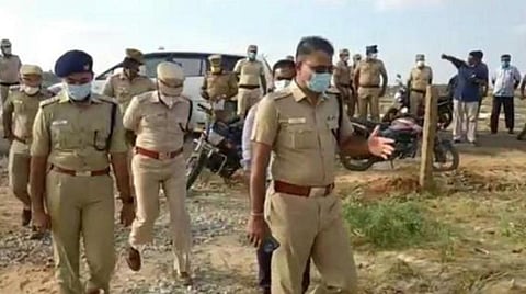 ராமேசுவரத்தில் வெளி மாநில தொழிலாளர்களை கணக்கெடுக்கும் போலீஸார்