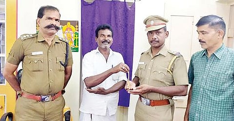 ஆரணி அரசு பேருந்தில் இருந்து கண்டெடுத்த தங்க செயினை ஒப்படைத்த தொழிலாளியை பாராட்டிய காவல் துணை கண்காணிப்பாளர் ரவிச்சந்திரன்.