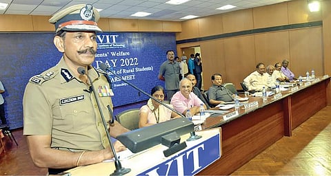 வேலூர் விஐடி பல்கலைக்கழகத்தில் நடைபெற்ற ஸ்டார்ஸ் தின விழாவில் பேசும் டிஜிபி சைலேந்திரபாபு. அருகில், வேந்தர் கோ.விசுவநாதன், துணை தலைவர் சங்கர் விசுவநாதன், இணை துணை வேந்தர் நாராயணன், பதிவாளர் சத்தியநாராயணன் உள்ளிட்டோர்.படம்: வி.எம்.மணிநாதன்.