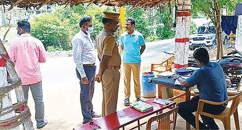 வாணியம்பாடி அருகேயுள்ள சோதனை சாவடியில் ஆய்வு மேற்கொண்ட உணவு கடத்தல் தடுப்பு பிரிவு காவல் கண்காணிப்பாளர் ஸ்டாலின். (கோப்பு படம்)