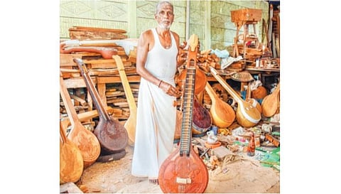 மெழுகை கொண்டு மேளம் அமைக்காமல் முதன்முறையாக முழுவதும் மரத்தால் வடிவமைக்கப்பட்ட ‘தஞ்சாவூர் வீணை’