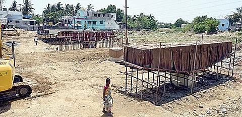 தாம்பரம் அருகே அகரம் தென் ஏரியில் வெளியேறும் உபரி நீர் ஒடையில்  ரூ.3.42 கோடியில் புதிதாக பாலம் கட்டும் பணிகள் ஊரக வளர்ச்சித் துறை மூலம் நடைபெற்று வருகிறது.படம்:எம்.முத்துகணேஷ்
