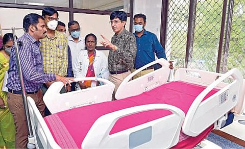 திருச்சி அரசு மருத்துவமனையில் புதிதாக அமைக்கப்பட்டுள்ள உயர்தர தீவிர சிகிச்சை பிரிவை நேற்று பார்வையிட்டு ஆய்வு செய்த மக்கள் நல்வாழ்வுத் துறை முதன்மைச் செயலாளர் ஜெ.ராதாகிருஷ்ணன். உடன், டீன் கே.வனிதா உள்ளிட்டோர்.  படம்: ஜி.ஞானவேல்முருகன்