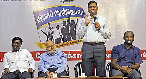 சென்னை கிண்டி அண்ணா பல்கலைக்கழக விவேகானந்தா அரங்கில் நேற்று நடைபெற்ற `ஆளப் பிறந்தோம்' வழிகாட்டு நிகழ்ச்சியில் பேசினார்  இல்லம் தேடிக் கல்வித் திட்ட சிறப்புப் பணி அதிகாரி க.இளம்பகவத். உடன், மாநில திட்டக்குழு உறுப்பினர் சுல்தான் அகமது இஸ்மாயில், `இந்து தமிழ் திசை' முதன்மை உதவி ஆசிரியர் செல்வ.புவியரசன், சங்கர் ஐஏஎஸ் அகாடமி மூத்த பயிற்றுநர் சந்துரு. (அடுத்த படம்) வழிகாட்டு நிகழ்ச்சியில் பங்கேற்றோரில் ஒரு பகுதியினர்.படங்கள்: ம.பிரபு