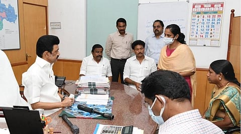 திருச்சிராப்பள்ளி மாநகராட்சி அலுவலகத்திற்கு முதல்வர் மு.க.ஸ்டாலின் சென்று, திடீர் ஆய்வு மேற்கொண்டு, மாநகராட்சி மருத்துவமனைகள் மற்றும் சுகாதார மையங்களின் செயல்பாடுகள் குறித்து கேட்டறிந்தார்.