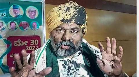 பெங்களூருவில் விவசாயிகள் தலைவர் ராகேஷ் டிகைத் மீது கருப்பு மை வீச்சுத் தாக்குதல்