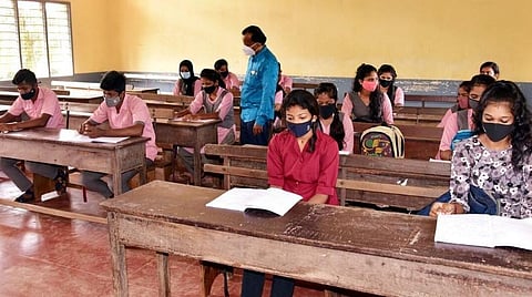 அரசுப் பள்ளி மாணவர்களை குற்றவாளிக் கூண்டில் நிறுத்துவது சரியா? - ஒரு விரைவுப் பார்வை