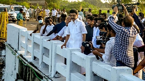 தஞ்சாவூர் மாவட்டம் அம்மாபேட்டை அருகே பீமன் ஓடை வாய்க்கால் தூர்வாரும் பணியை இன்று மாலை ஆய்வு செய்த தமிழக முதல்வர் ஸ்டாலின். படங்கள்: ஆர்.வெங்கடேஷ்.