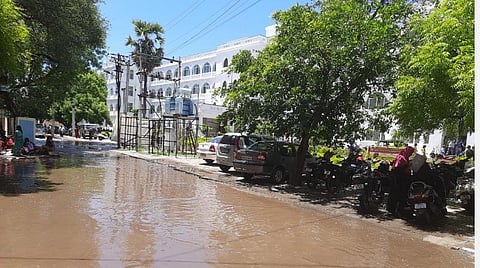 மதுரை கலெக்டர் ஆபீஸை சூழ்ந்த சாக்கடை கழிவுநீர் -  மனு அளிக்க வந்த மக்கள் அதிருப்தி